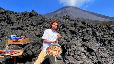 Luisito Comunica Cocinó Una Pizza Dentro Del Volcán Pacaya En Guatemala