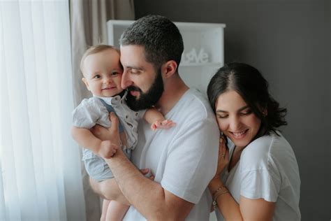 Retrato De Familia Feliz Con Un Beb Ni O Foto Gratis