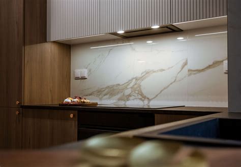 Marmur we wnętrzach. Z czym łączyć, jakie dodatki, kolory pasują?