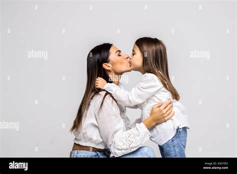 Retrato De La Hija Peque A Besando A Su Hermosa Madre Feliz Aislado