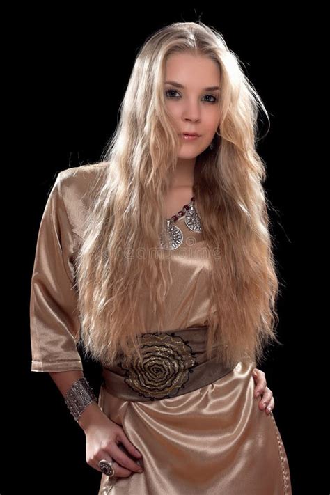 Portret Van Nadenkende Jonge Blonde In Een Grijs Pak Stock Foto Image Of Wijfje Emotie