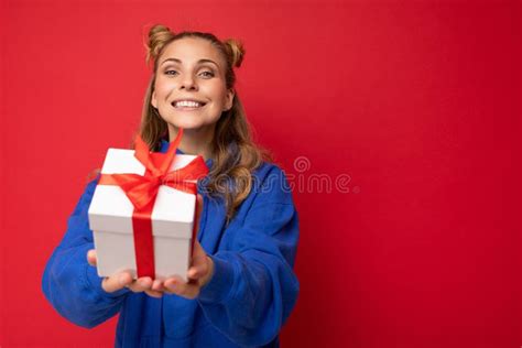 Plan De Belle Jeune Femme Blonde Souriante Positive Isolée Sur Un Mur De Fond Coloré Portant