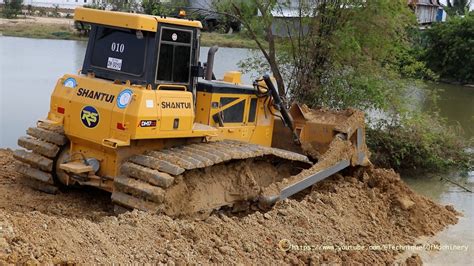 Operator Skill Shantui Dh C Bulldozer Pushing Dirt And Dump Trucks