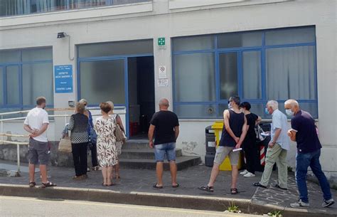 In Fila Sotto Il Sole Davanti Al Distretto Dellasl I Disagi Continuano