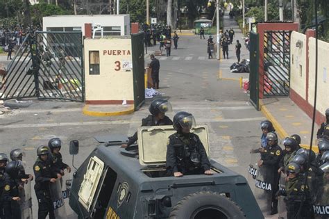 Policía De Lima Desaloja Manifestantes De La Universidad San Marcos