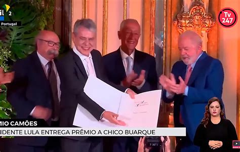 Chico Buarque recebe prêmio Camões pelas mãos de Lula após atraso de