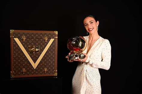 Aitana Bonmatí Y Rodri Reciben Su Balón De Oro En Los Espectaculares Baúles Trofeo De Louis Vuitton