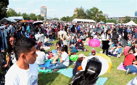 Videos Y Fotos Miles Hacen Picnic Masivo Para Ver El Eclipse Solar En