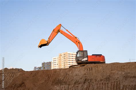 Foto De Digging The Pit Foundation A Hole With Excavator Earthwork In