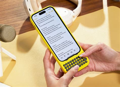 clicks keyboard for iPhone brings back tactile typing à la blackberry