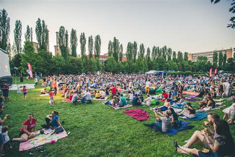 Jocuri și Picnic Cu Filme în Mijlocul Grădinii Botanice Din București