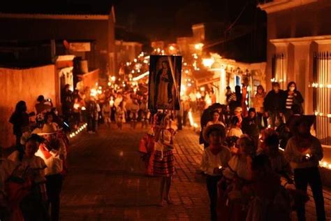 Miles De Velas Iluminan El Camino De La Virgen De Guadalupe En El