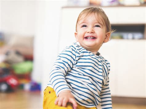 Criança De 1 Ano E 6 Meses - Brincadeira para criança de 1 ano: 10 ideias divertidas | BabyCenter