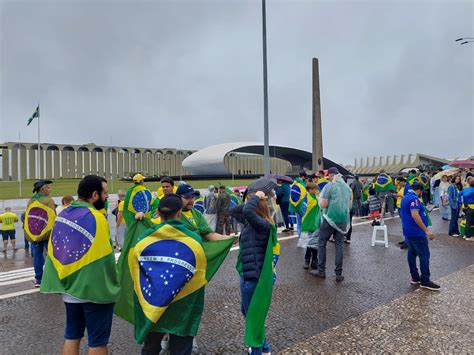 Bolsonarista é atingida por raio no QG do Exército em Brasília Jornal