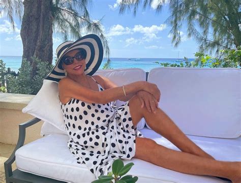 Joan Collins Looks Unrecognizable As She Rocks A Blonde Wig ...
