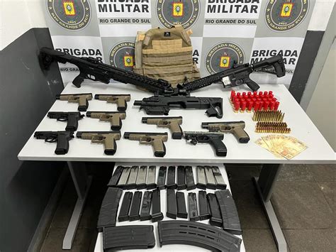 ROCAM prende três pessoas e apreende arsenal de facção criminosa em