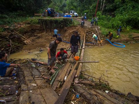 Jembatan Penghubung Antar Desa Di Hantakan Ambruk Ini Foto Fotonya