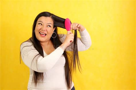 Adult Year Old Latina Woman Brushes Her Hair With Difficulty Because It Is Very Tangled Due