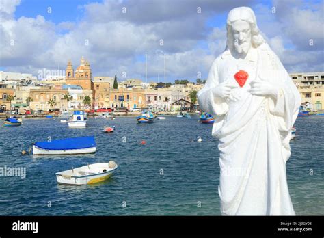 Malta Marsaxlokk Statue Von Jesus Christus Mit Dem Fischerhafen Und