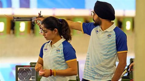 Manu Bhaker Sarabjot Singh Qualify For Bronze Medal Match In 10m Air