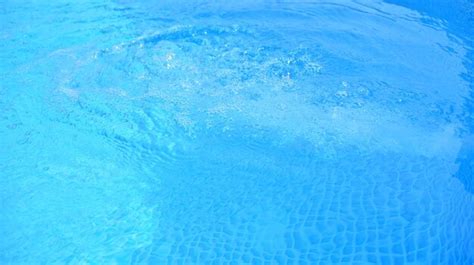 Agua Azul En La Piscina Con Reflejo Del Sol Foto Premium