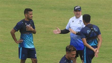 Pelatih Persib Bandung Buka Suara Soal Laga Pertama Yang Selalu