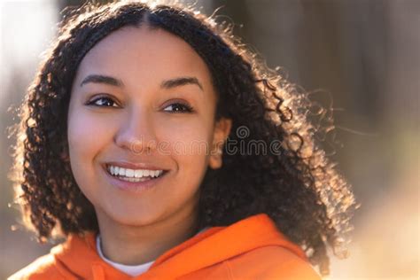 Adolescent Biracial Heureux De Fille Afro Américaine Métisse Souriant