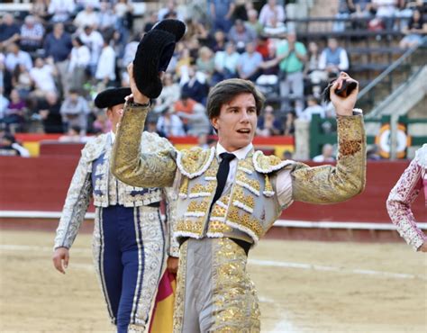 Aire Sur L Adour Con Cartel Para Su Novillada Del 1 De Mayo