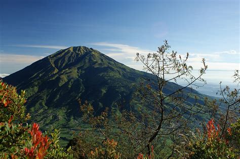 gunung  indonesia favorit  pendaki penuh  musim liburan