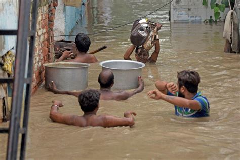 Extreme Situation In Delhi As Yamuna Swells To Record Level Rediff