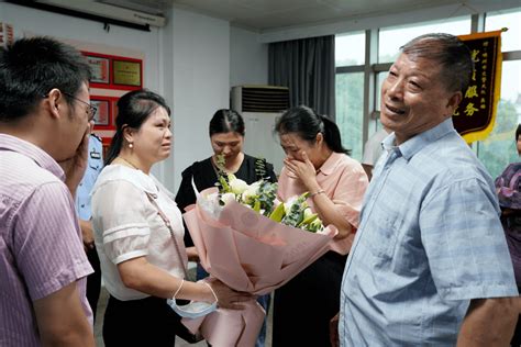 丈夫帮妻子寻回失散35年的亲人，认亲现场一家人相拥而泣董大爷王先生女儿