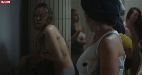 Trapped II nude pics página 1