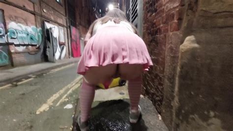 Brudny BBW Przyłapany Na Publicznym Sikaniu Tilly D Pornhub