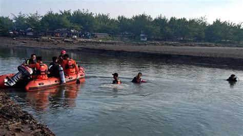 Lanjutkan Pencarian Wisatawan Hanyut Di Pantai Glagah SAR Terjunkan