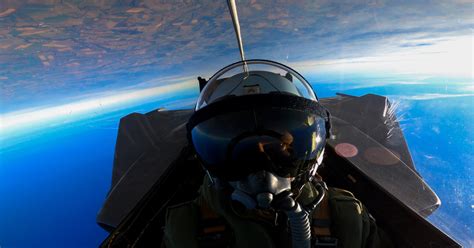 Dnes sa už vo vzduchu nebojuje ako vo filme Top Gun, vraví český pilot ...