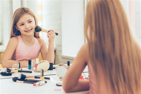 Menina Se Maquiando - Criancas Maquiando Imagens – Download Grátis no Freepik