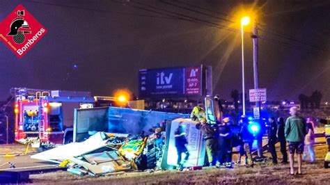 Sucesos Dos Heridos En Un Accidente Entre Un Camión Y Un Coche En Torrevieja