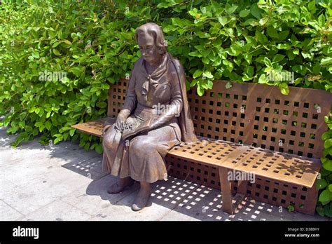 Statue En Bronze D Une Femme Assise Sur Un Banc Dans Le Jardin