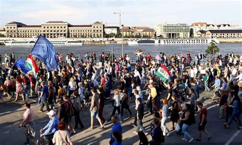 Tausende Ungarn Demonstrieren In Budapest Gegen Orban Brf Nachrichten