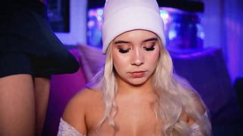 Rubia cachonda juega con la polla de su novio a través de sus boxers XVIDEOS