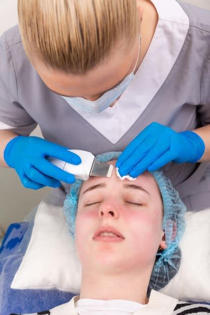 Peeling Facial Por Ultrasonido Mujer Joven Que Se Exfolia La Piel Por