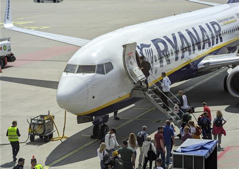 Ryanair Wizz Air easyJet Jet2 TUI i British Airways Zasady bagażu