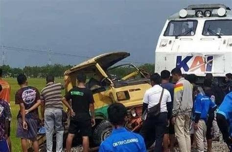 Kondisi Truk Yang Terbelah Usai Tertabrak Kereta Api Foto Enggran Eko