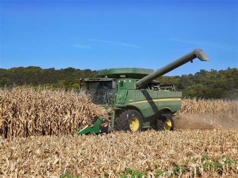 John Deere S660 Combine Harvesting Corn Editorial Image - Image of ...