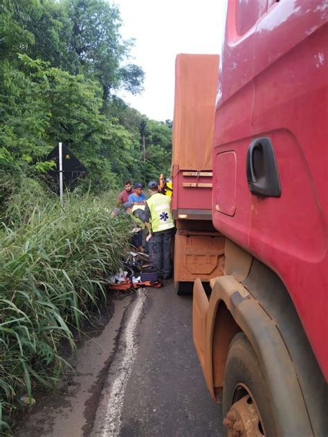 Ciclista fica gravemente ferida após colidir contra um caminhão na SC