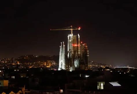 La Sagrada Familia Ilumina Por Primera Vez Las Cuatro Torres De Los