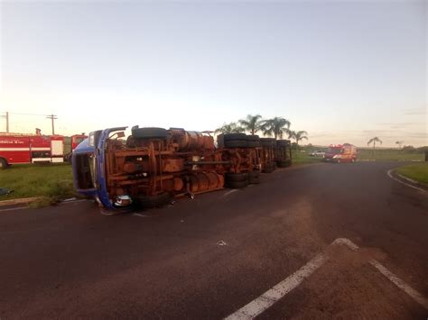 Carreta Carga De Leo De Soja Tomba Em Rotat Ria Na Rodovia General