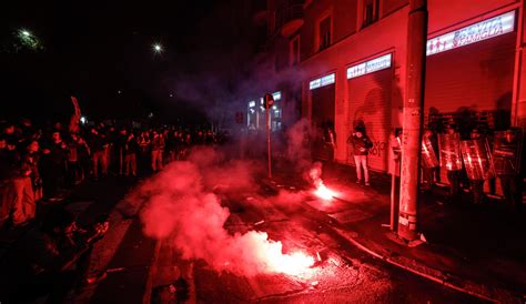 Manifestazione 25 Novembre Cori E Fumogeni Davanti Alla Sede Di Pro