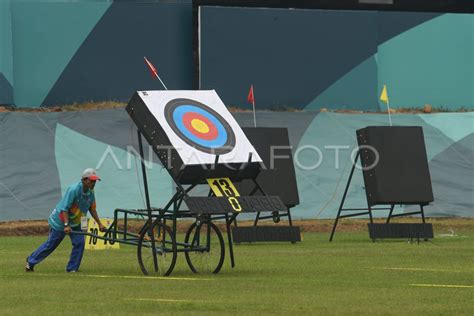 Panahan Petugas Lapangan Siapkan Target Face Antara Foto