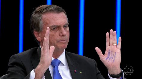 Bolsonaro é entrevistado pelo JN cola na mão vira piada e